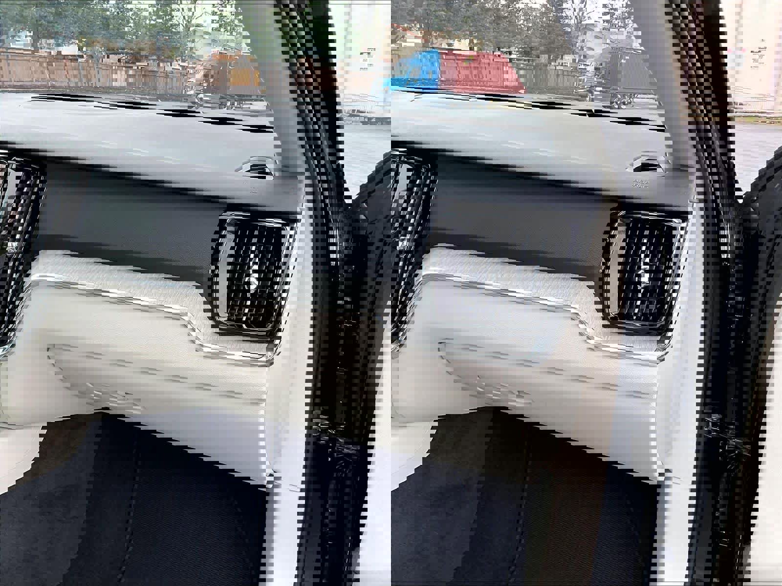 Used 2025 Volvo V60 B5 Cross Country Plus image 19