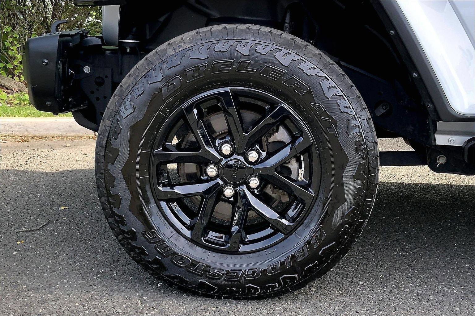 Certified 2023 Jeep Gladiator Sport AWD/4WD image 9