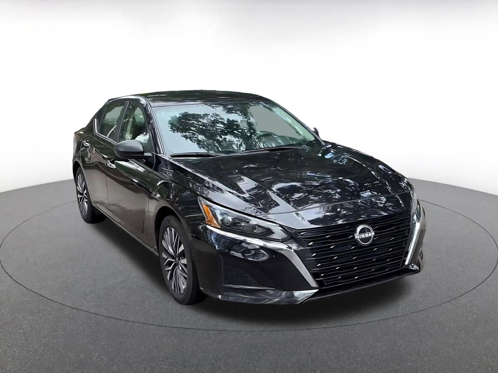 Used 2025 Nissan Altima 2.5 SV FWD image 3