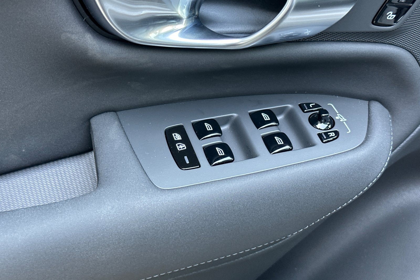 New 2026 Volvo XC90 B6 Ultra w/ Protection Package image 11
