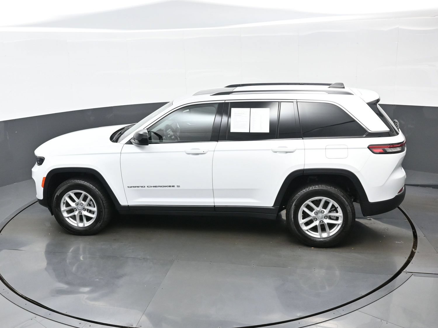 Used 2023 Jeep Grand Cherokee Laredo AWD/4WD image 33