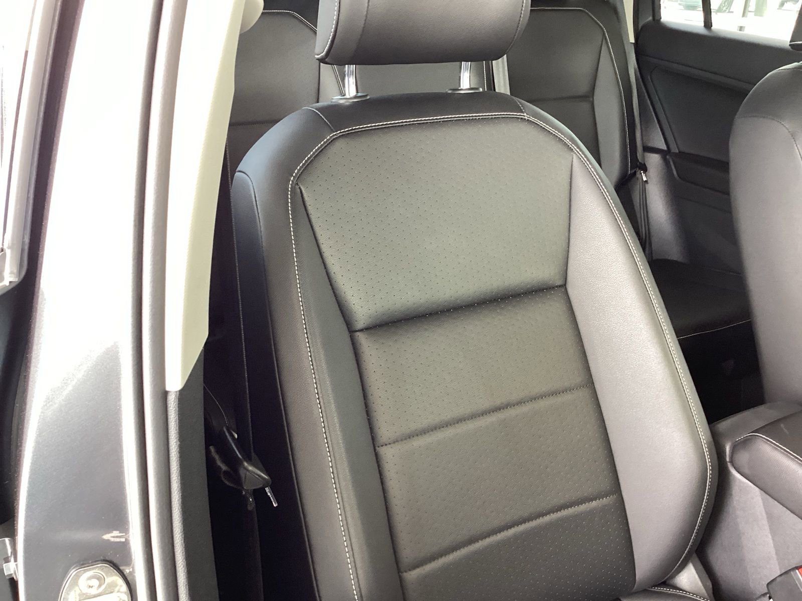 Used 2021 Volkswagen Tiguan SE image 17