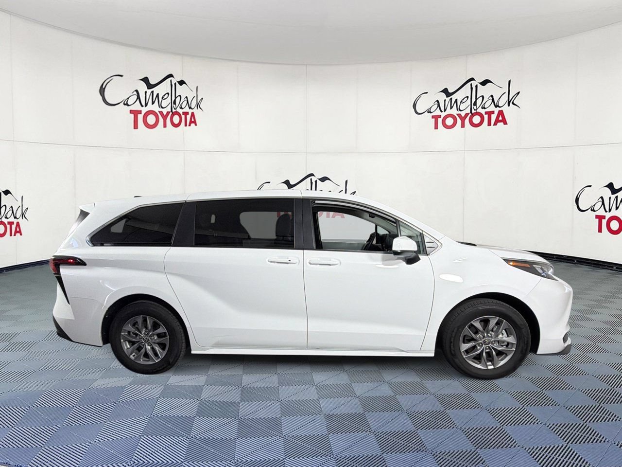 Used 2026 Toyota Sienna LE FWD image 9