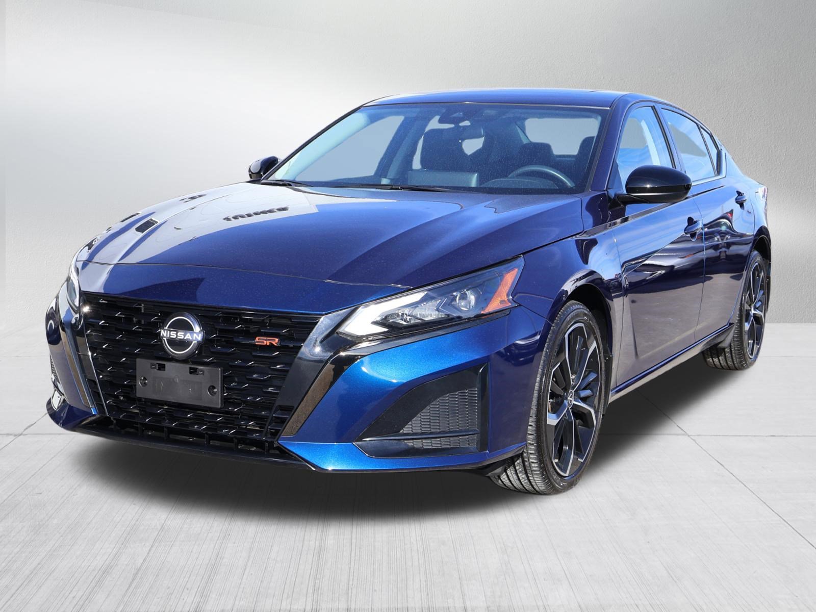 Used 2023 Nissan Altima 2.5 SR w/ SR Premium Package image 3