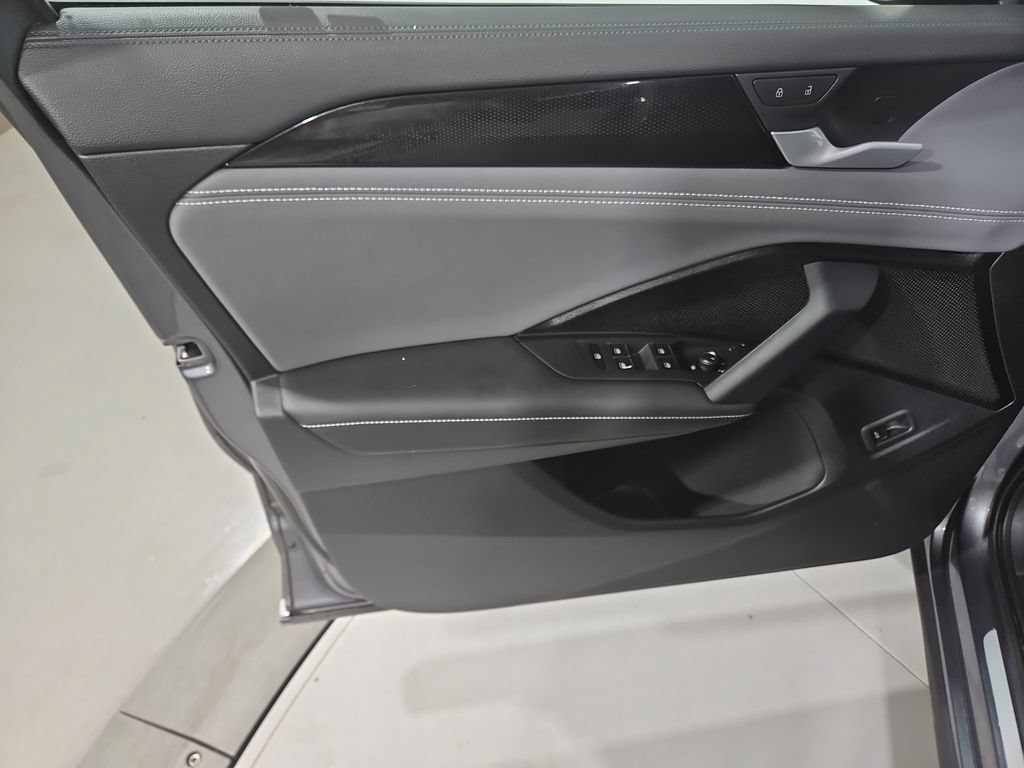 Certified 2025 Volkswagen Tiguan SE R-Line AWD/4WD image 11