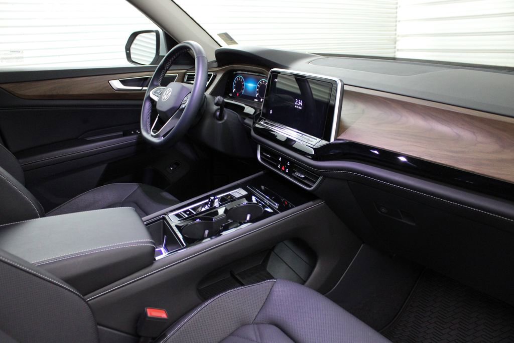 Used 2024 Volkswagen Atlas SE w/ Black Wheel Package FWD image 23