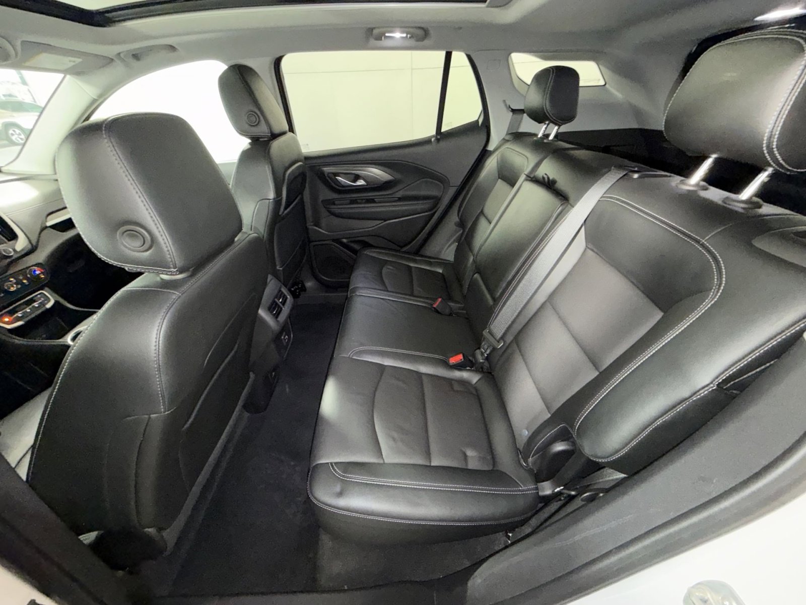 Used 2024 GMC Terrain SLT w/ Elevation Edition image 25