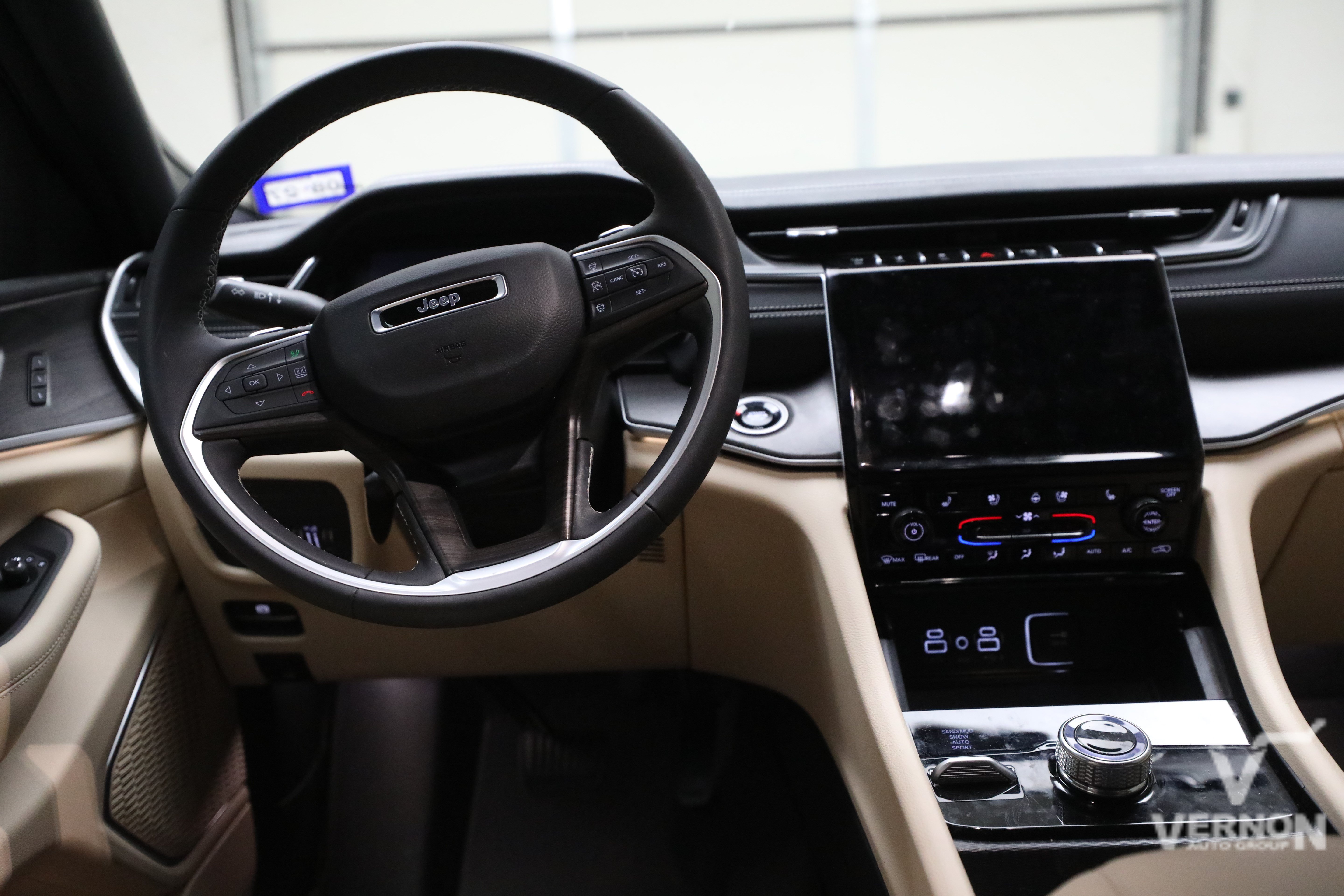 Used 2025 Jeep Grand Cherokee L Limited w/ Luxury Tech Group II AWD/4WD image 8