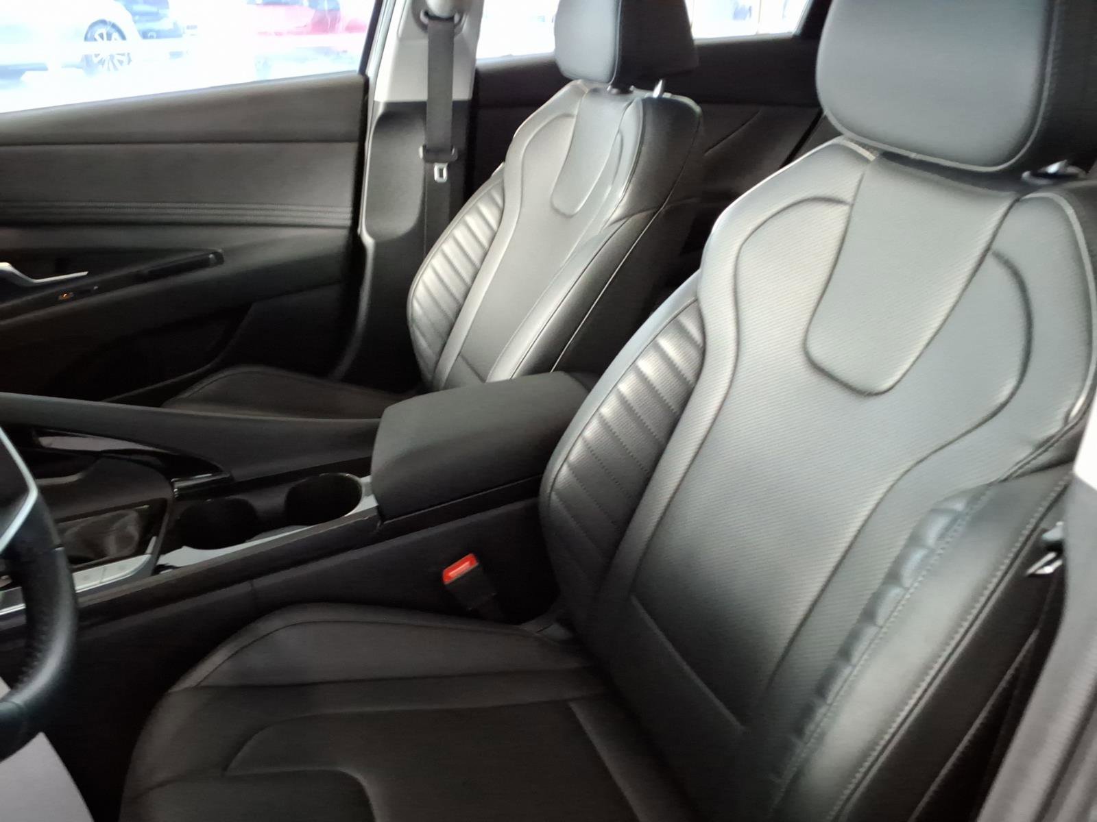 Certified 2025 Hyundai Elantra Limited image 10