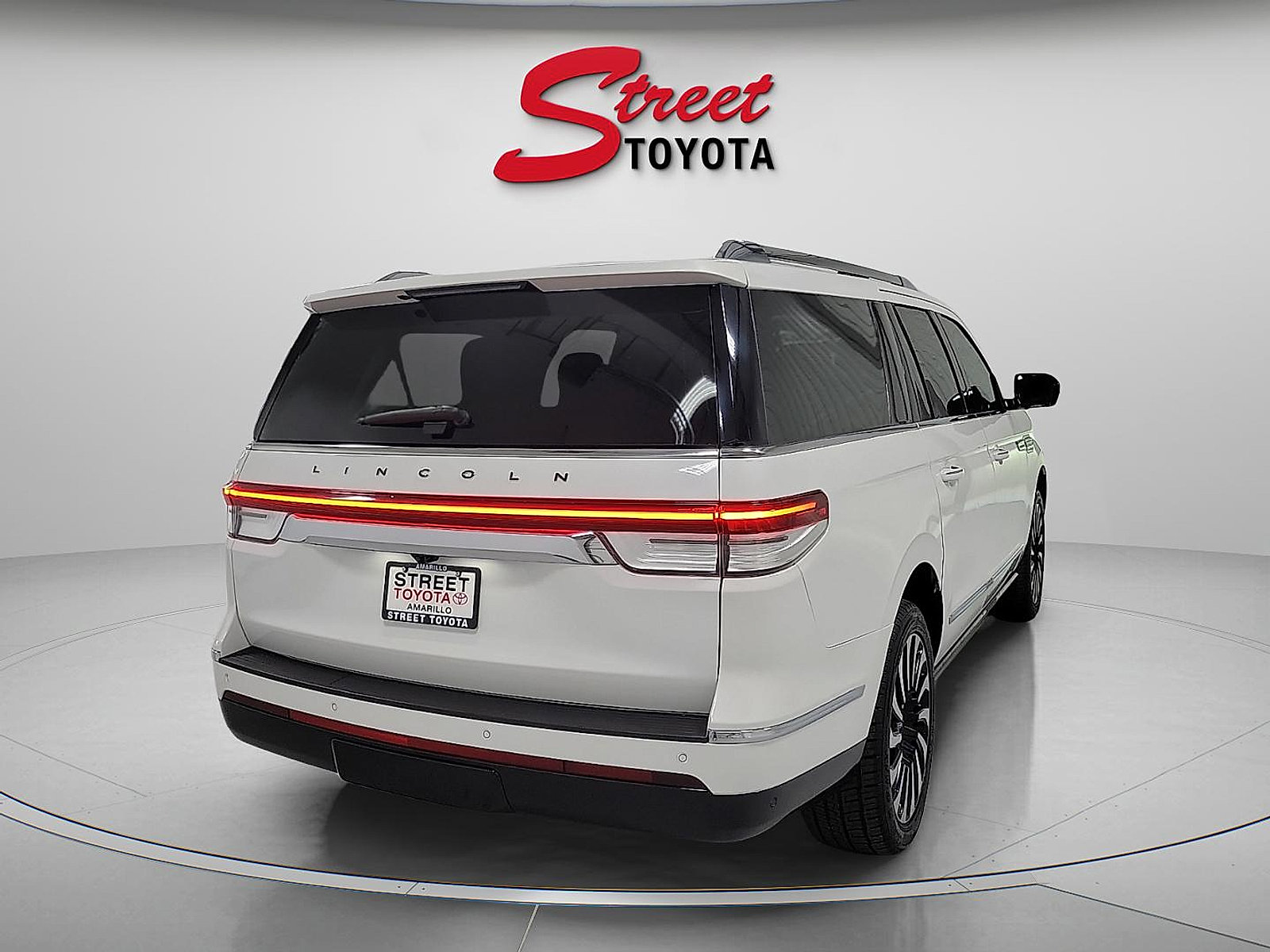 Used 2024 Lincoln Navigator L Black Label AWD/4WD image 4