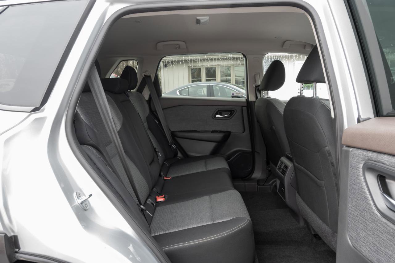 Used 2023 Nissan Rogue SV image 32