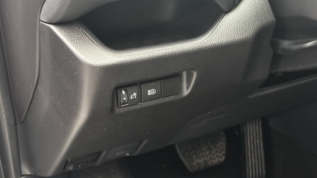 Used 2025 Toyota RAV4 XLE AWD/4WD image 16