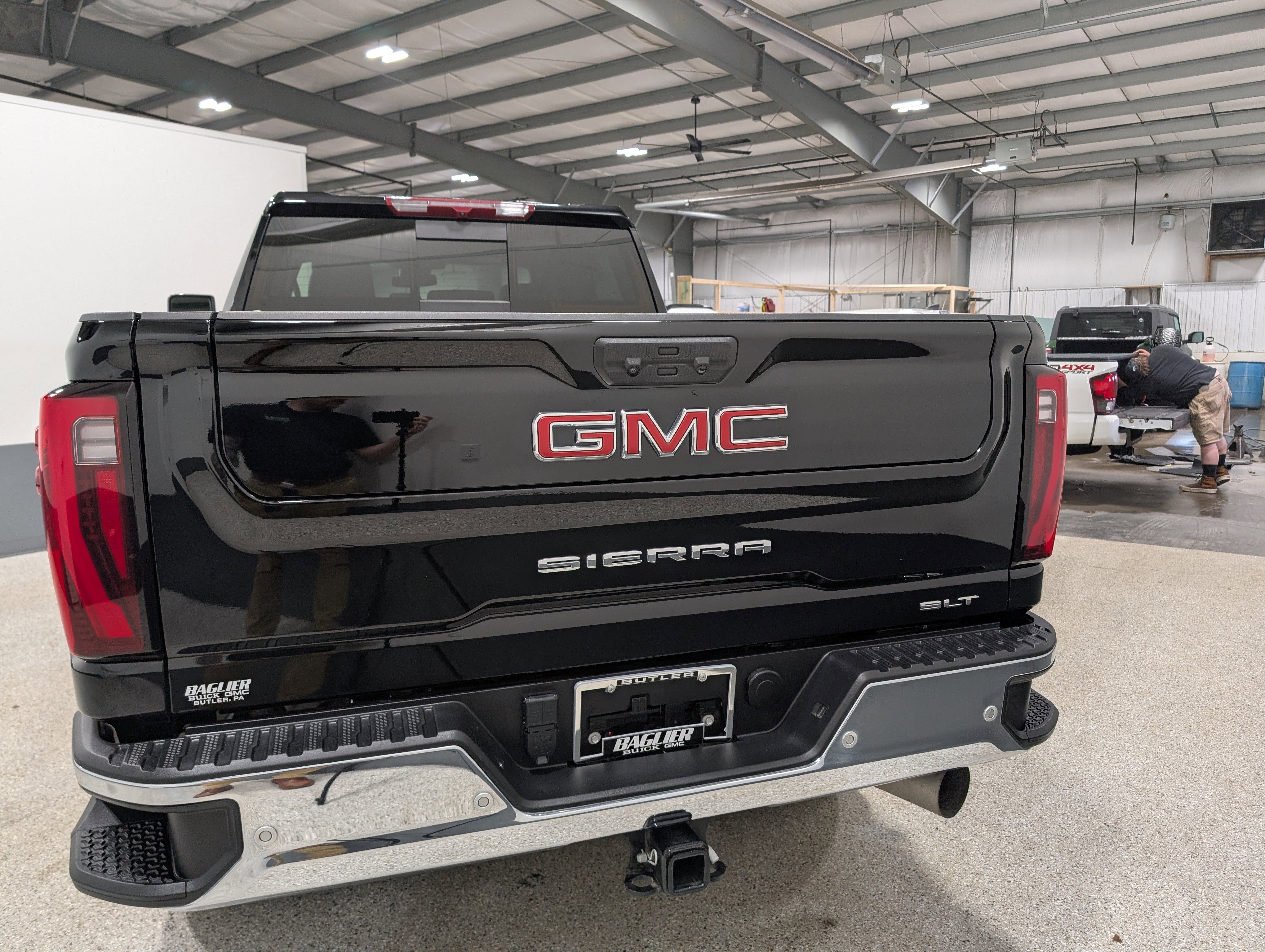Used 2024 GMC Sierra 3500 SLT w/ SLT Convenience Package image 4