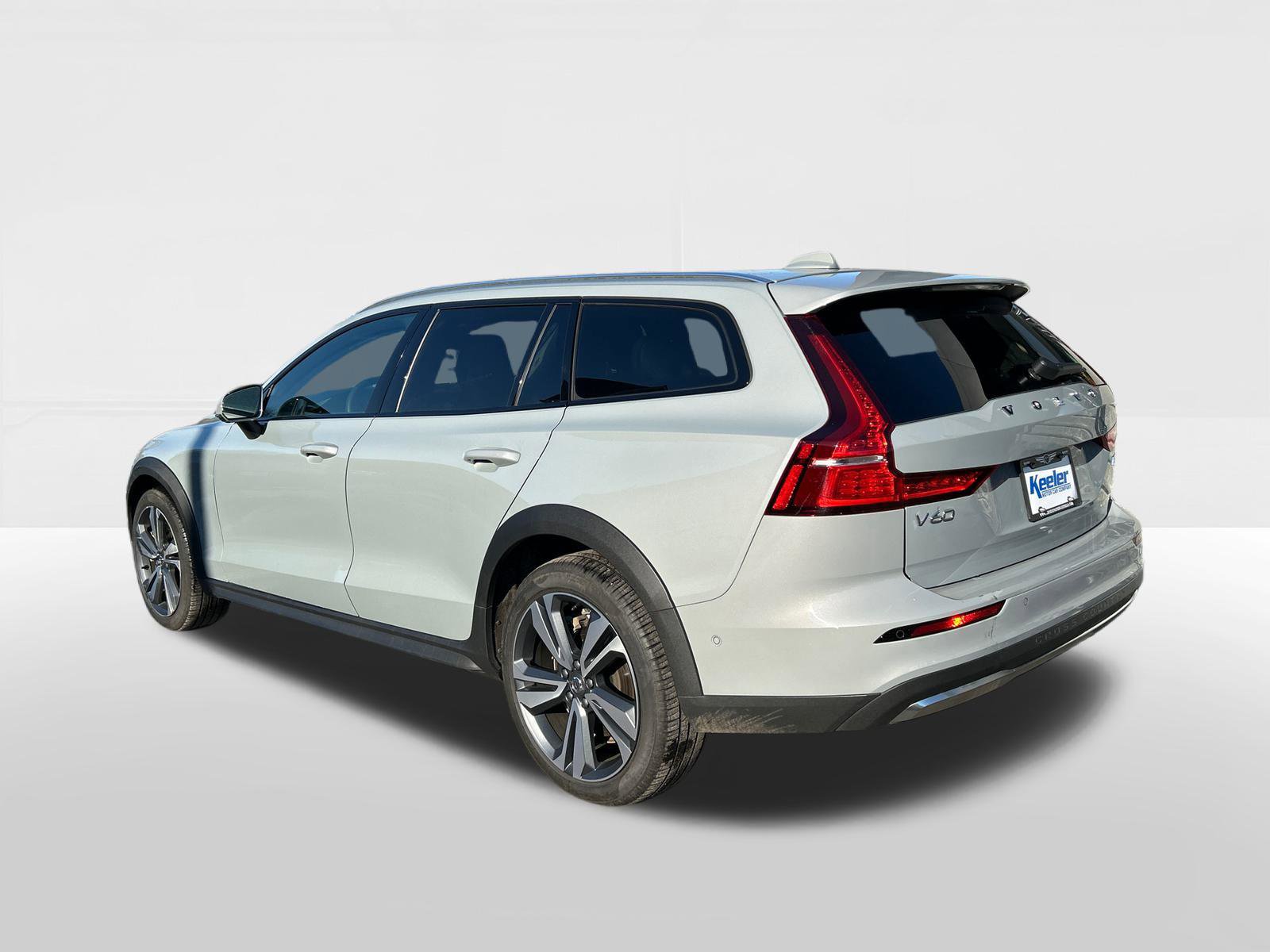 Used 2025 Volvo V60 B5 Cross Country Plus image 4