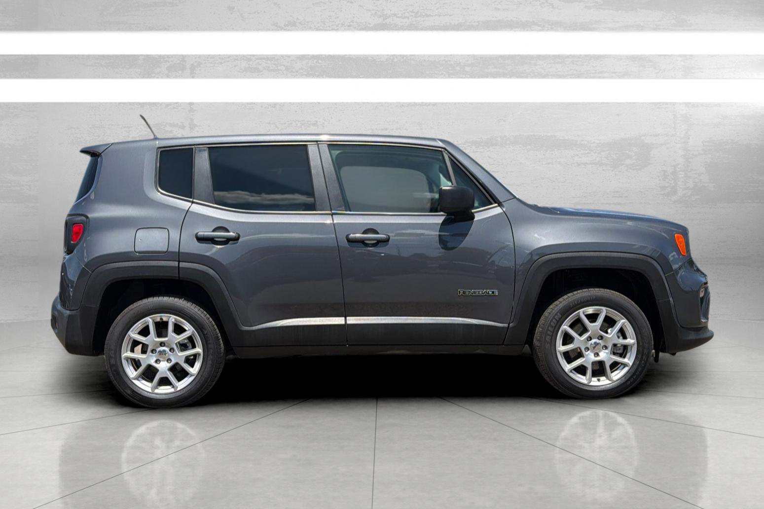 Used 2023 Jeep Renegade Latitude AWD/4WD image 4