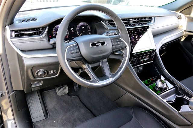 Used 2025 Jeep Grand Cherokee Laredo image 9