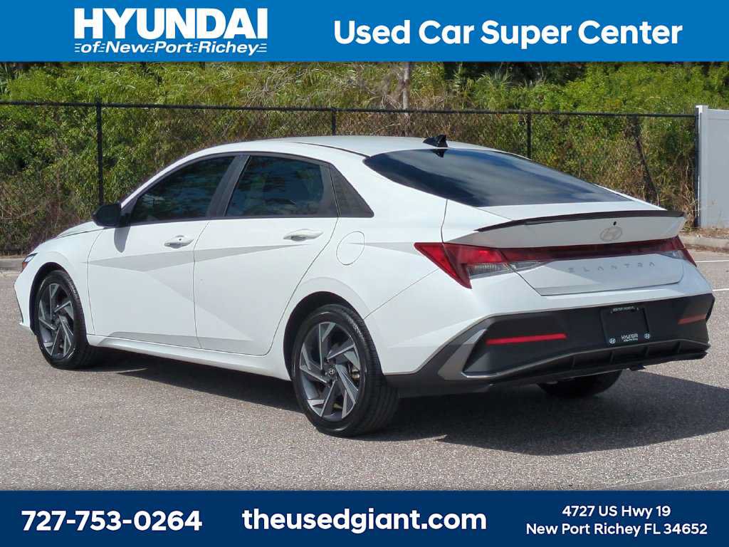 Used 2025 Hyundai Elantra Sport FWD image 3