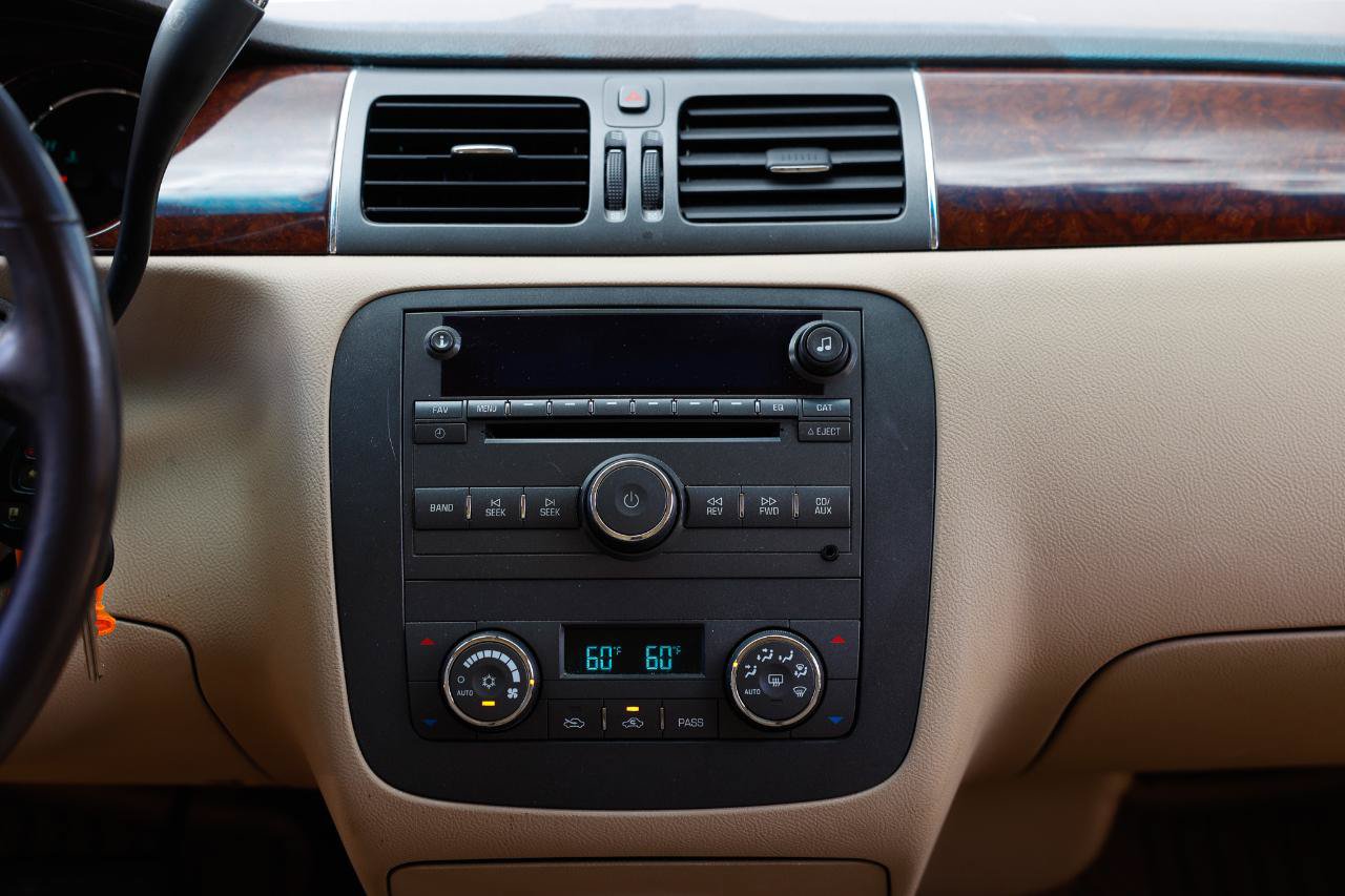 Used 2011 Buick Lucerne CXL FWD image 31