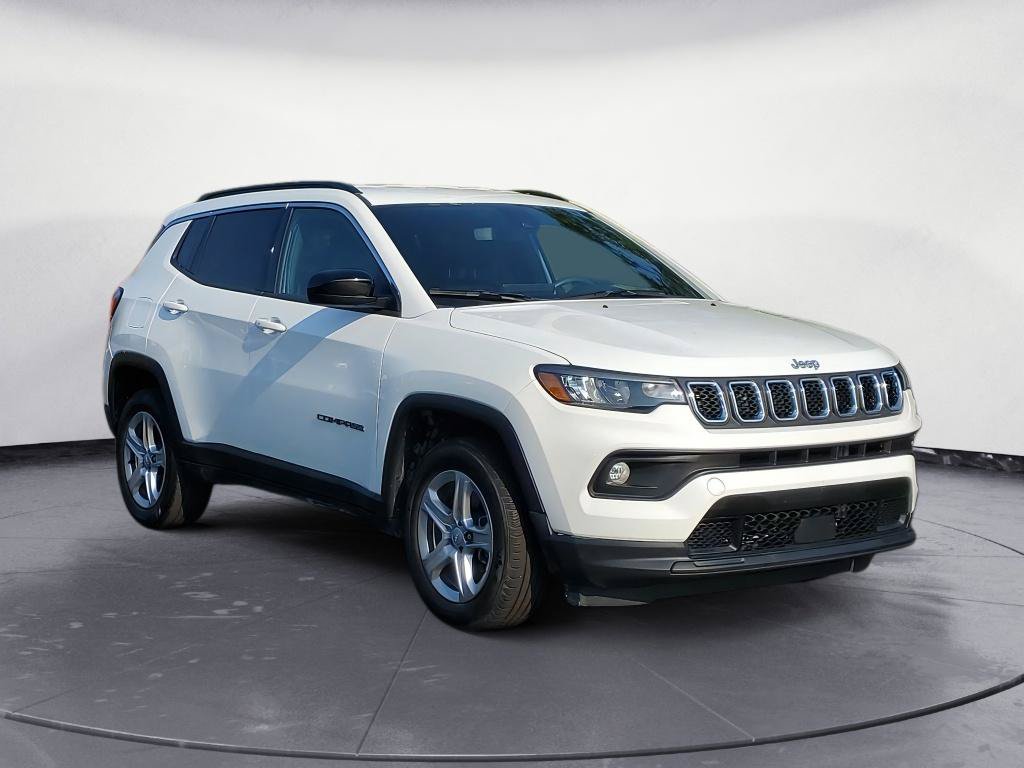 Used 2024 Jeep Compass Latitude AWD/4WD image 2