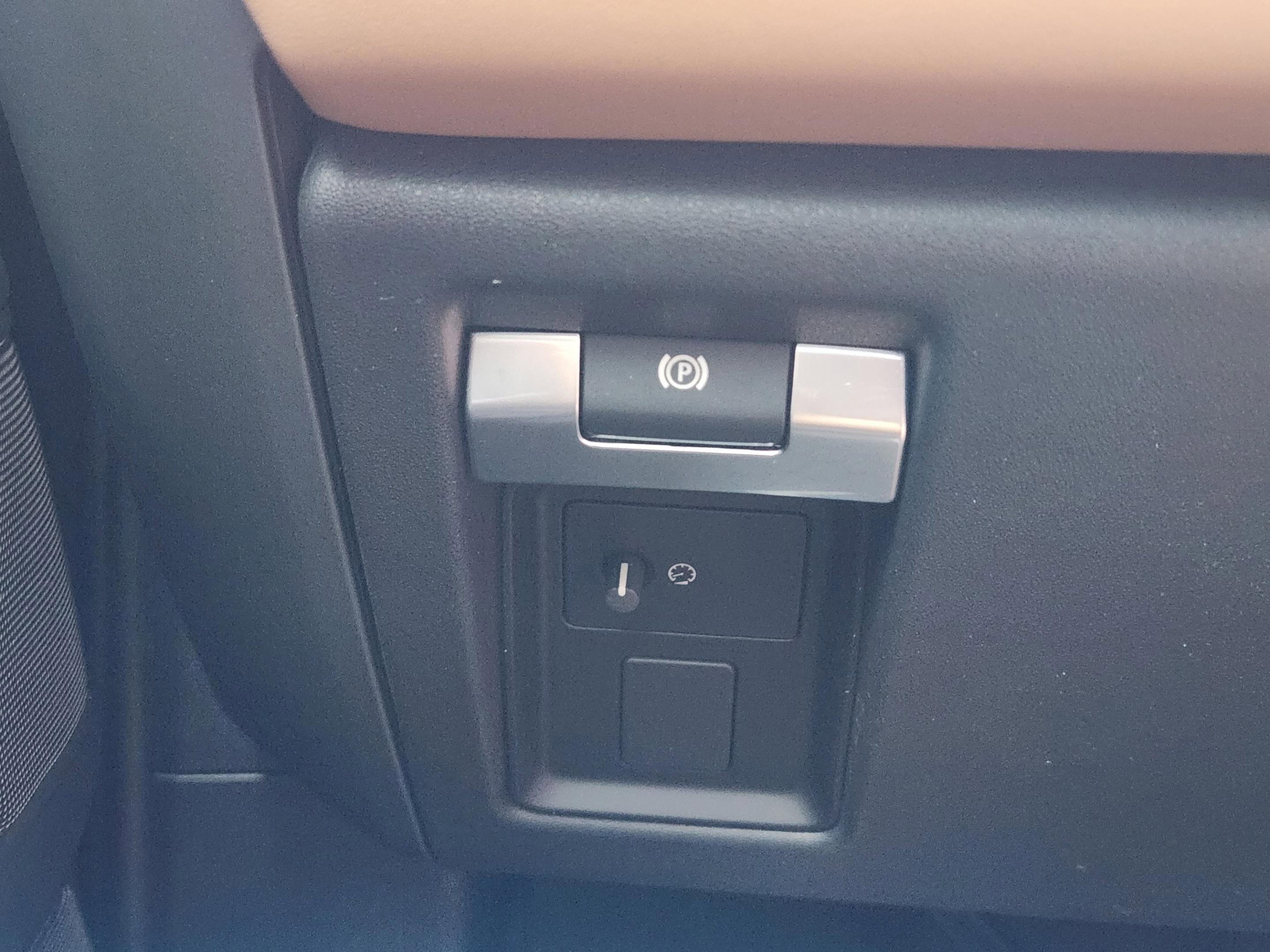 New 2026 Land Rover Defender 110 X-Dynamic SE AWD/4WD image 17