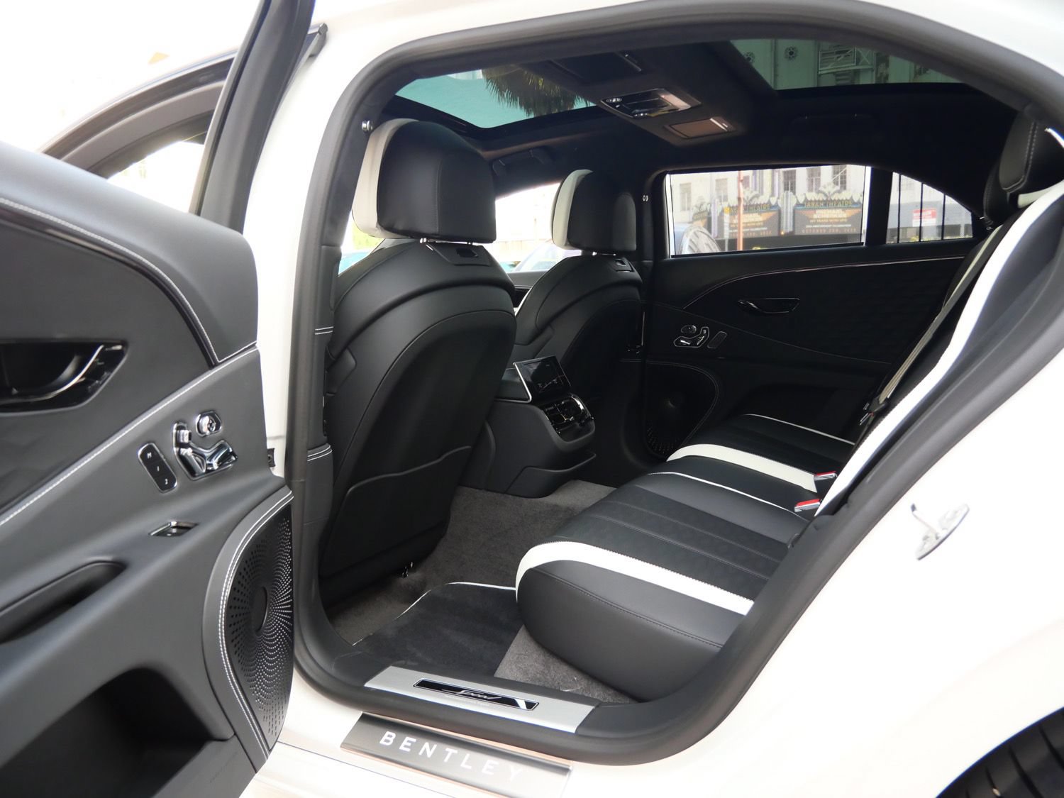Used 2025 Bentley Flying Spur Plug-In Hybrid AWD/4WD image 12