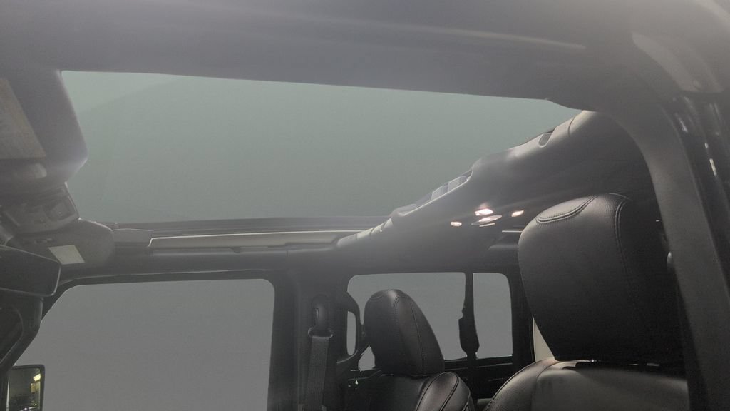 Used 2023 Jeep Wrangler Unlimited Sahara AWD/4WD image 15