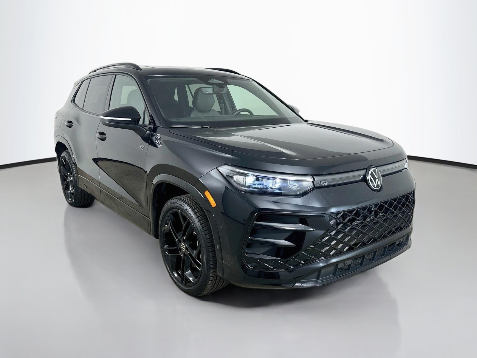 Certified 2026 Volkswagen Tiguan SE R-Line AWD/4WD image 3