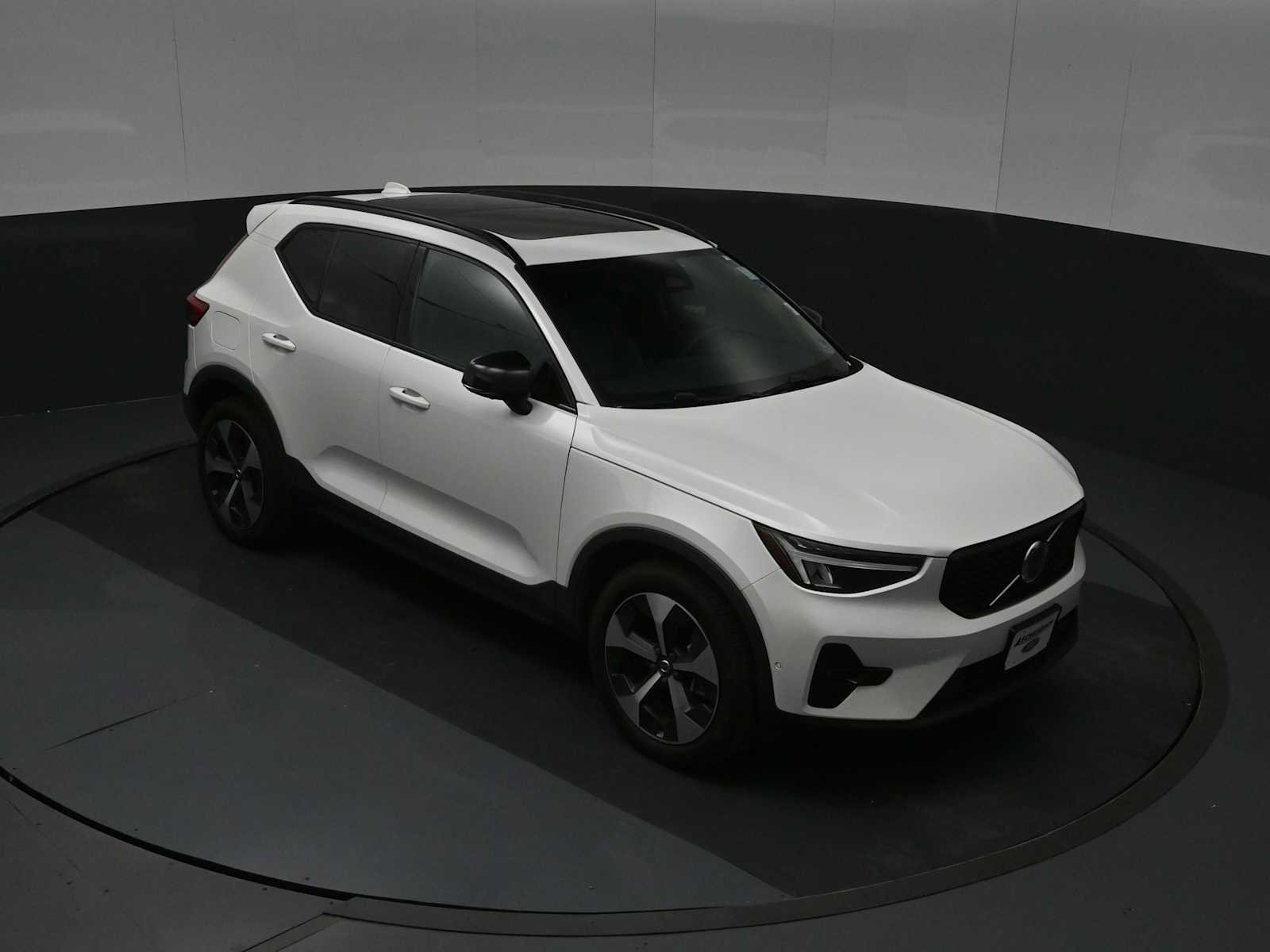 Used 2023 Volvo XC40 B4 Ultimate FWD image 19