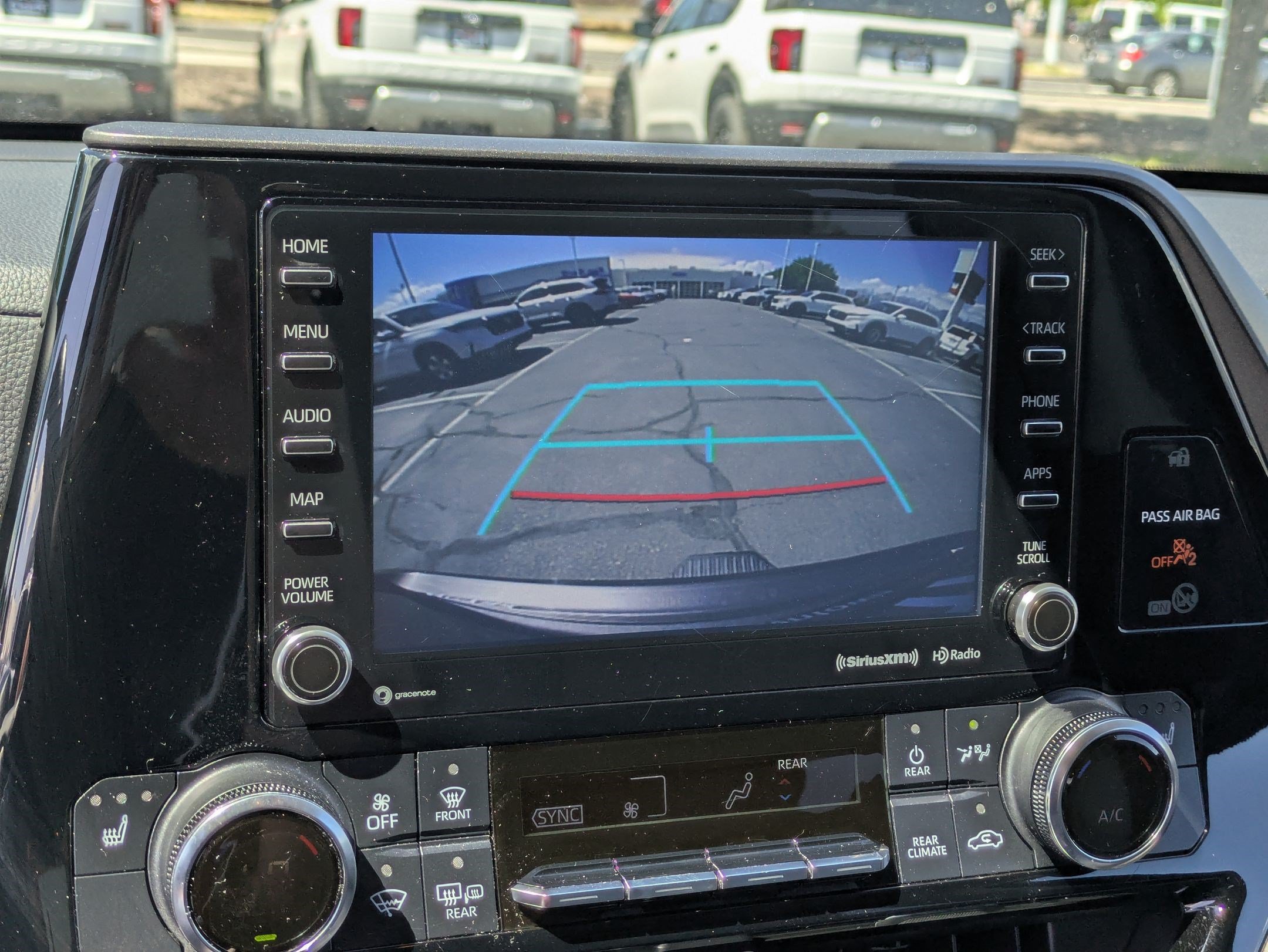 Used 2022 Toyota Highlander XLE AWD/4WD image 25