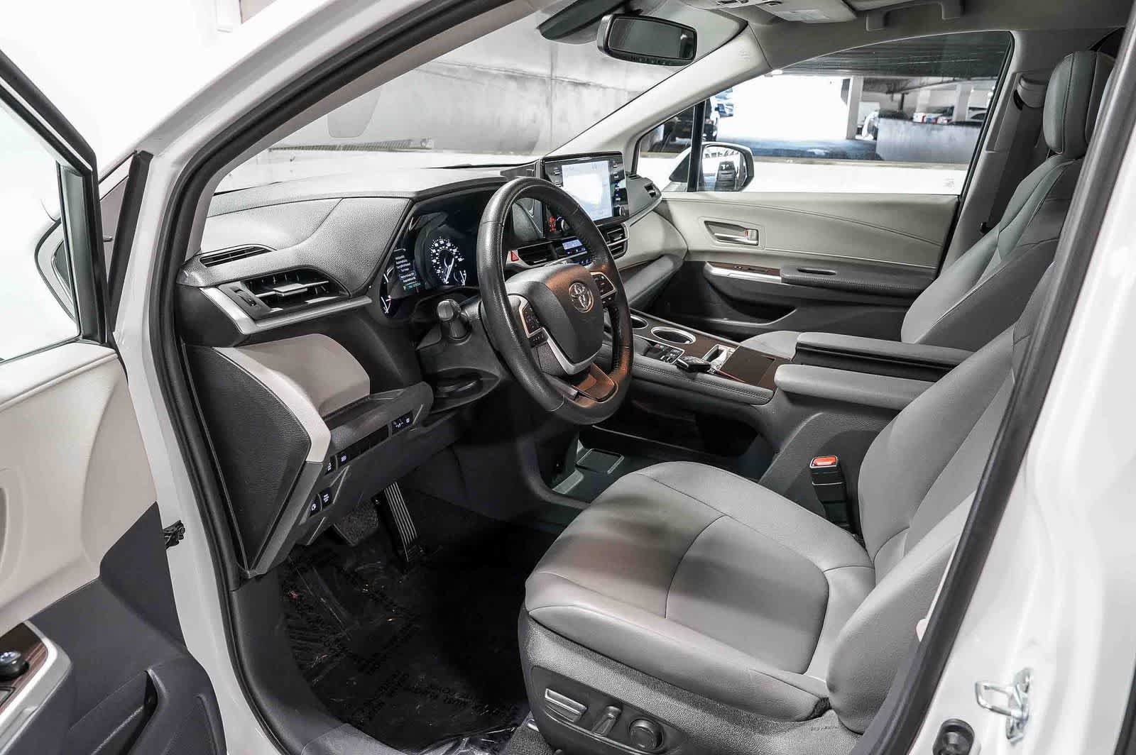 Certified 2024 Toyota Sienna XLE FWD image 19