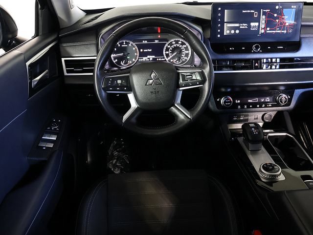Used 2025 Mitsubishi Outlander SE FWD image 3