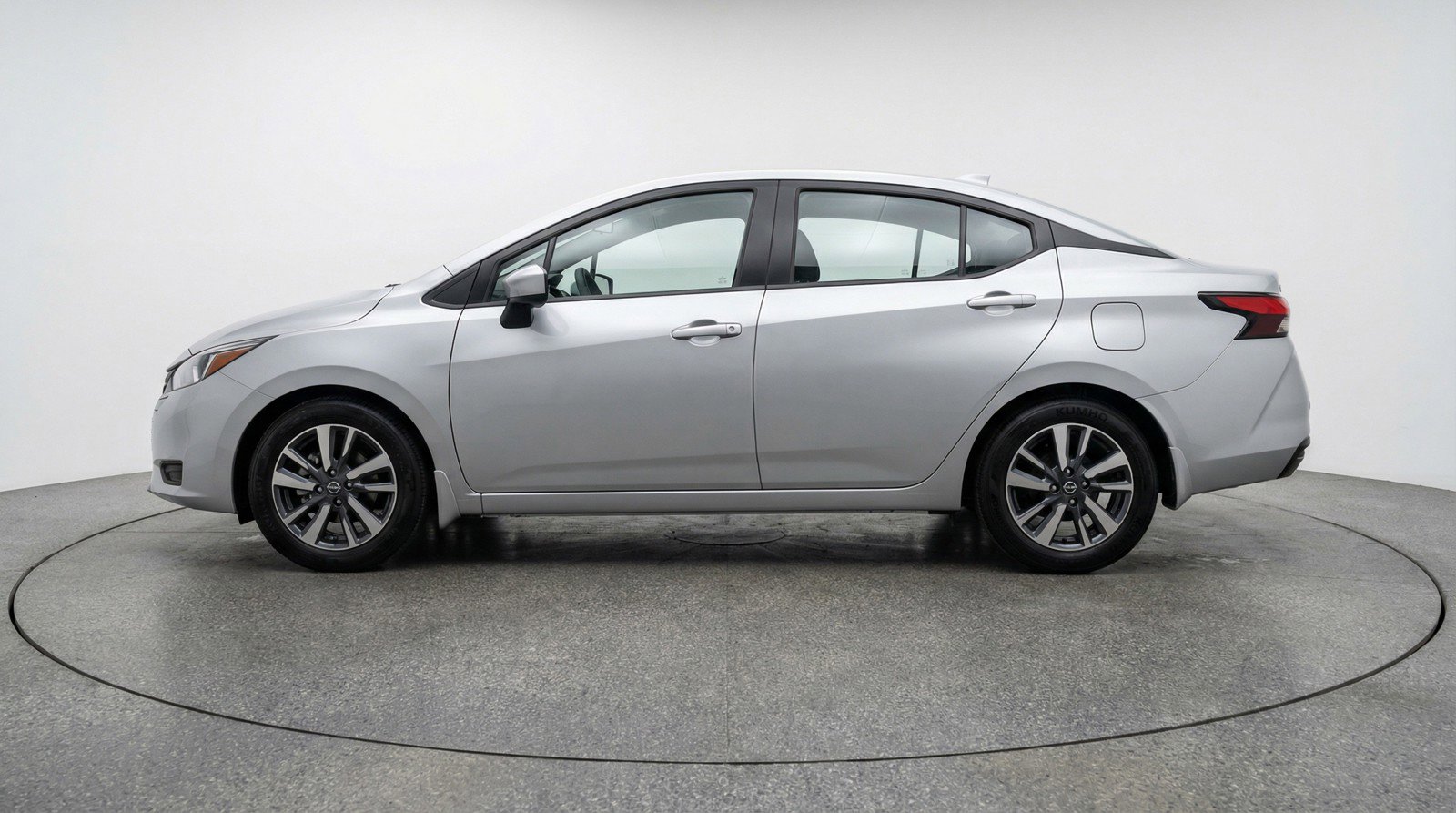 Used 2025 Nissan Versa SV image 5