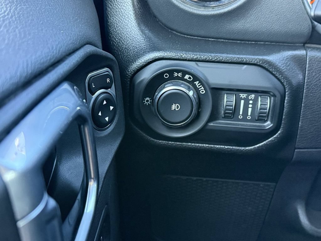 Used 2022 Jeep Wrangler Unlimited Sahara AWD/4WD image 22