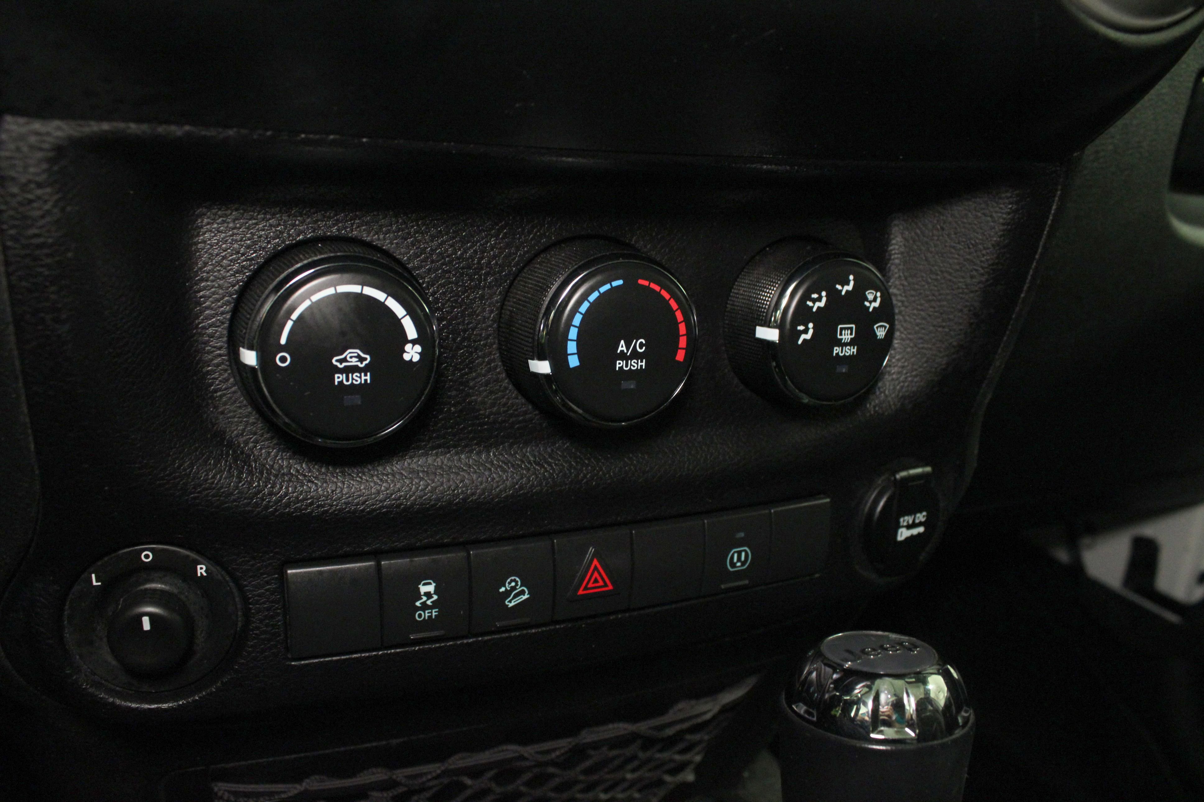 Used 2016 Jeep Wrangler Unlimited Rubicon w/ Connectivity Group AWD/4WD image 22