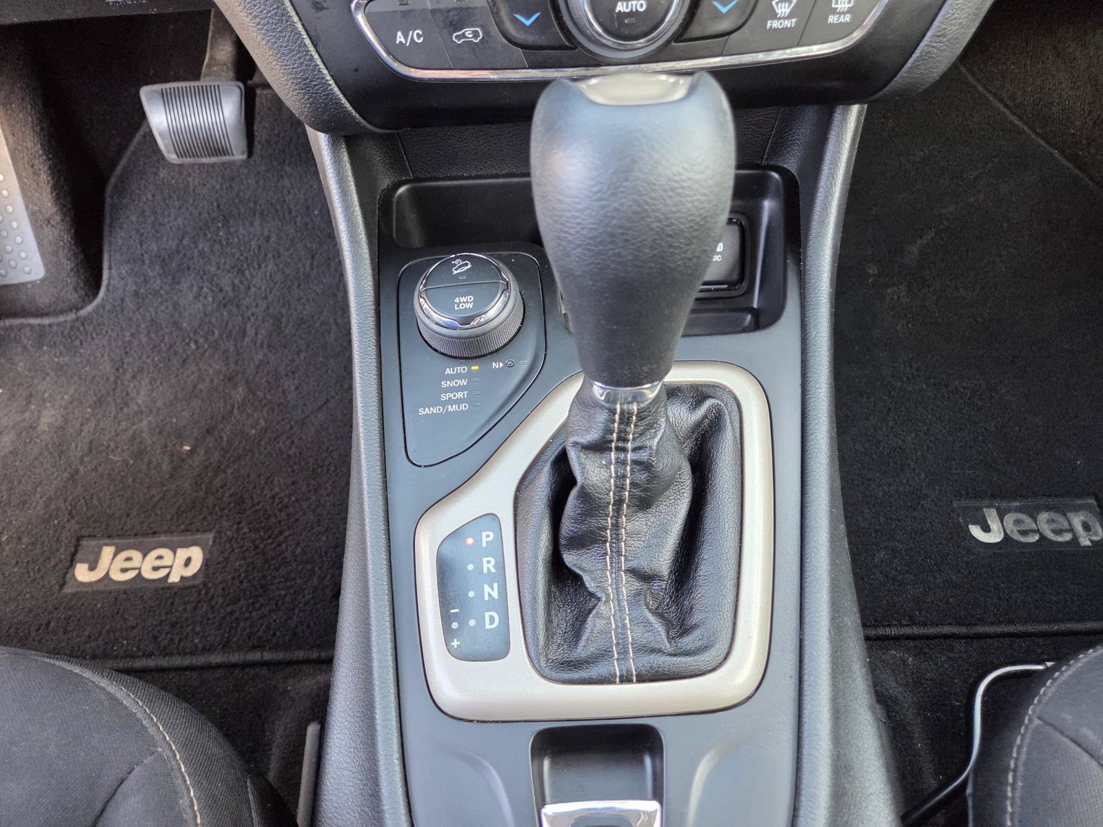Used 2015 Jeep Cherokee Latitude w/ Comfort/Convenience Group AWD/4WD image 26