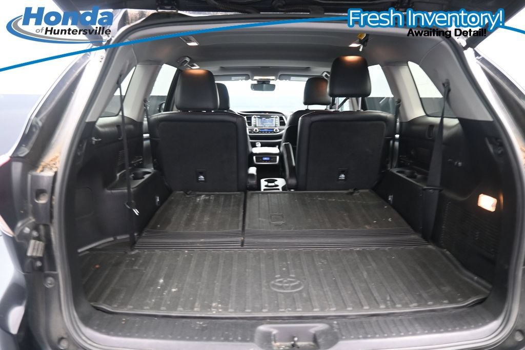 Used 2019 Toyota Highlander SE w/ Nightshade Edition AWD/4WD image 12