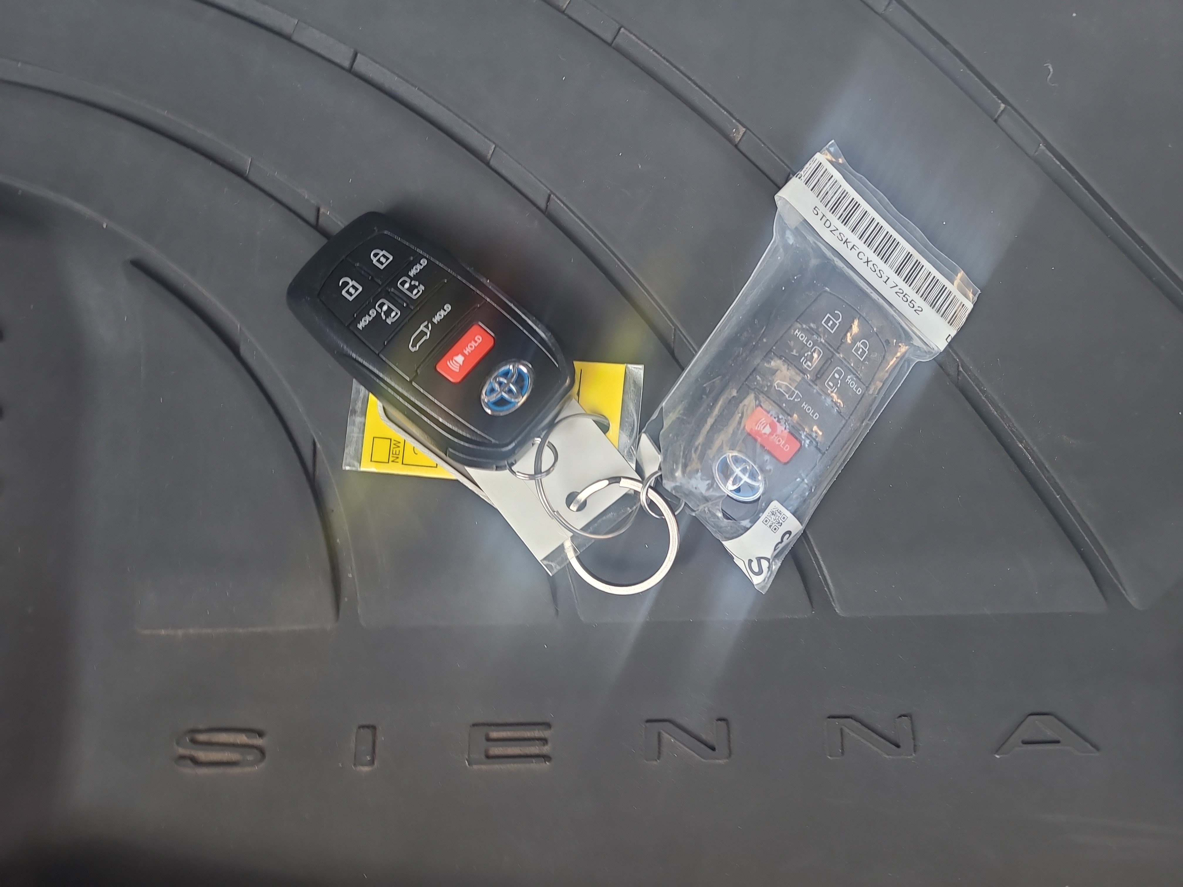 Used 2025 Toyota Sienna Limited image 33