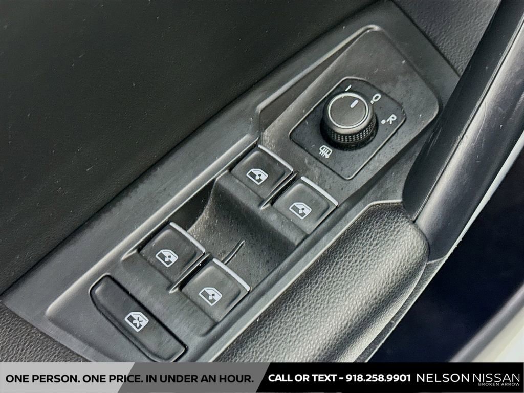 Used 2021 Volkswagen Tiguan SE image 17