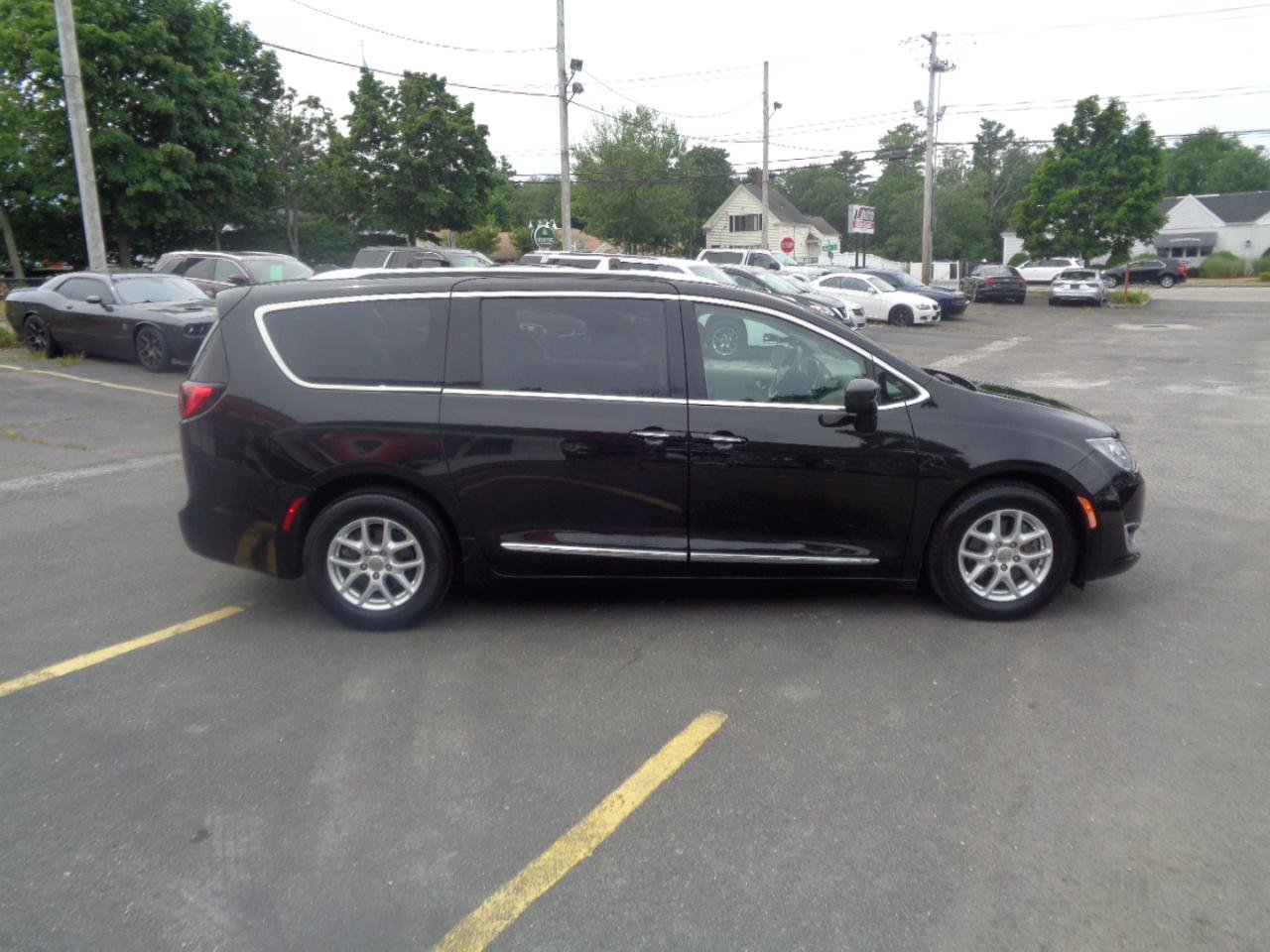 Used 2020 Chrysler Pacifica Touring-L FWD image 5