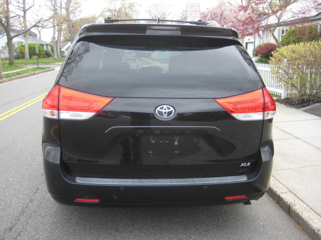 Used 2011 Toyota Sienna XLE w/ Premium Pkg FWD image 5