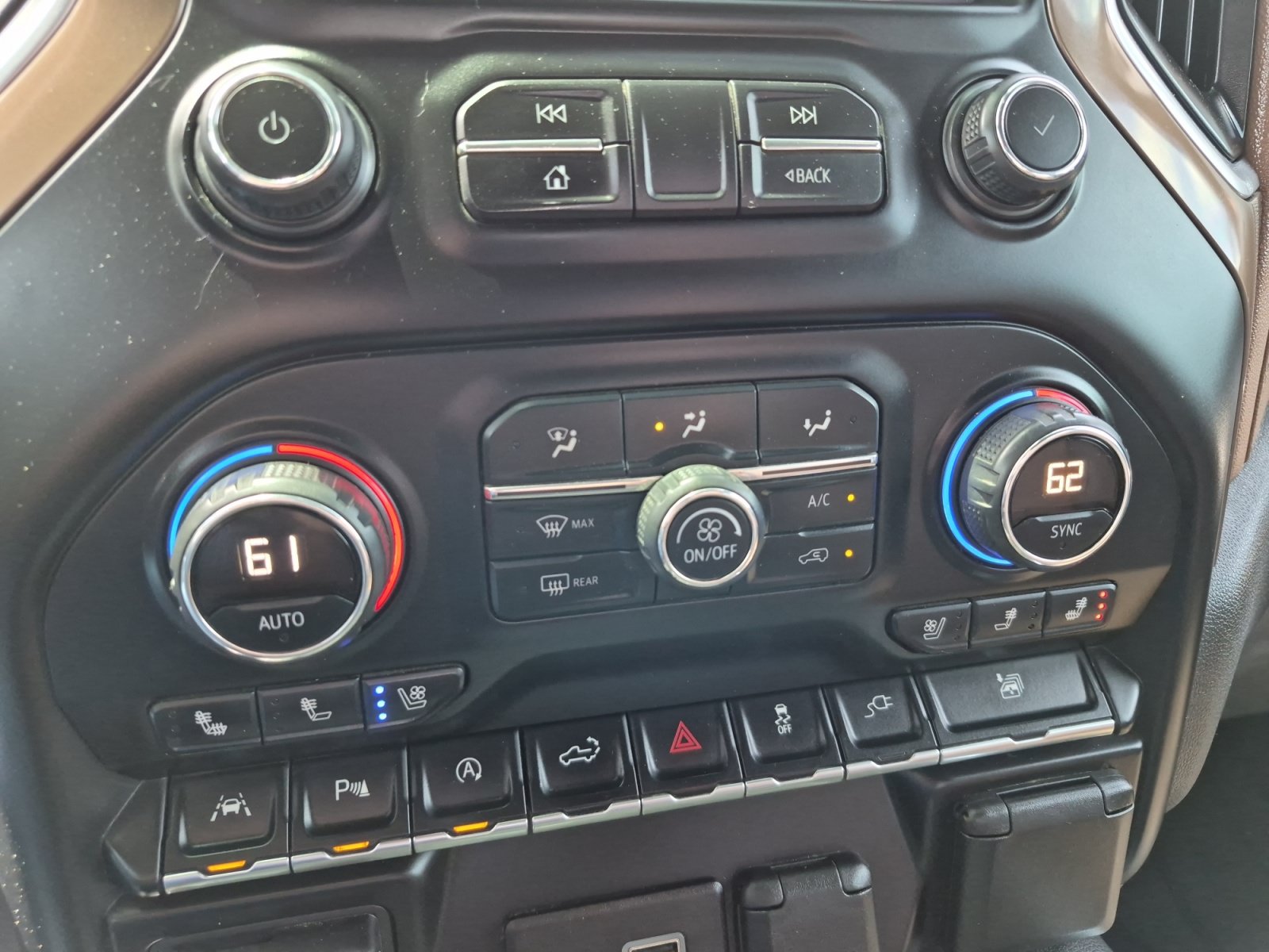 Used 2019 Chevrolet Silverado 1500 High Country w/ Technology Package AWD/4WD image 18