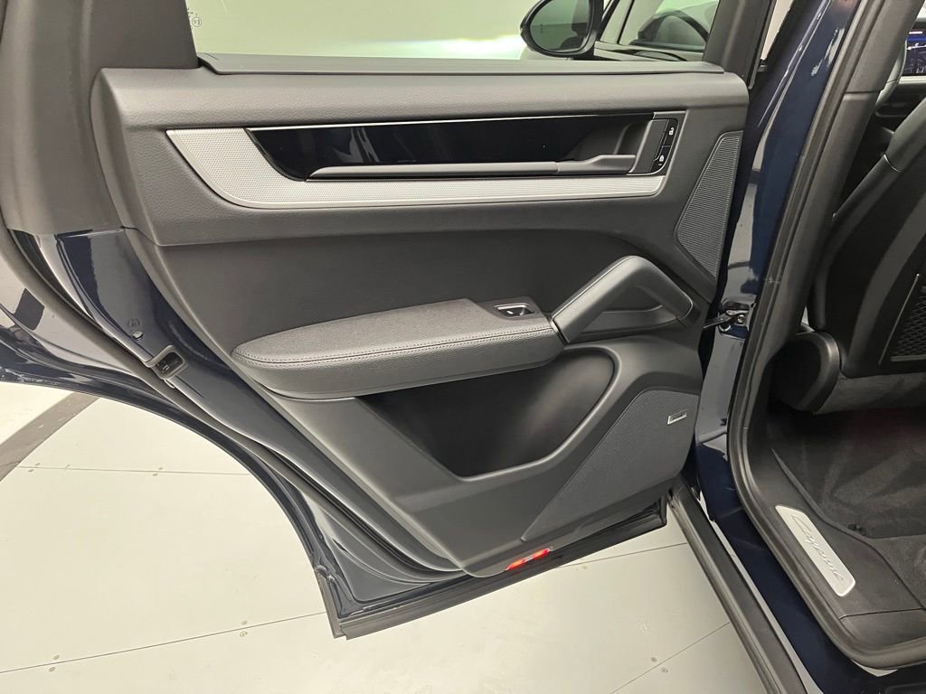Used 2025 Porsche Cayenne image 29