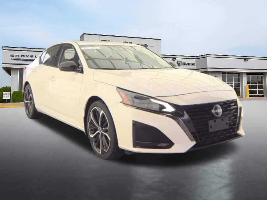 Used 2023 Nissan Altima 2.5 SR w/ SR Premium Package FWD image 2