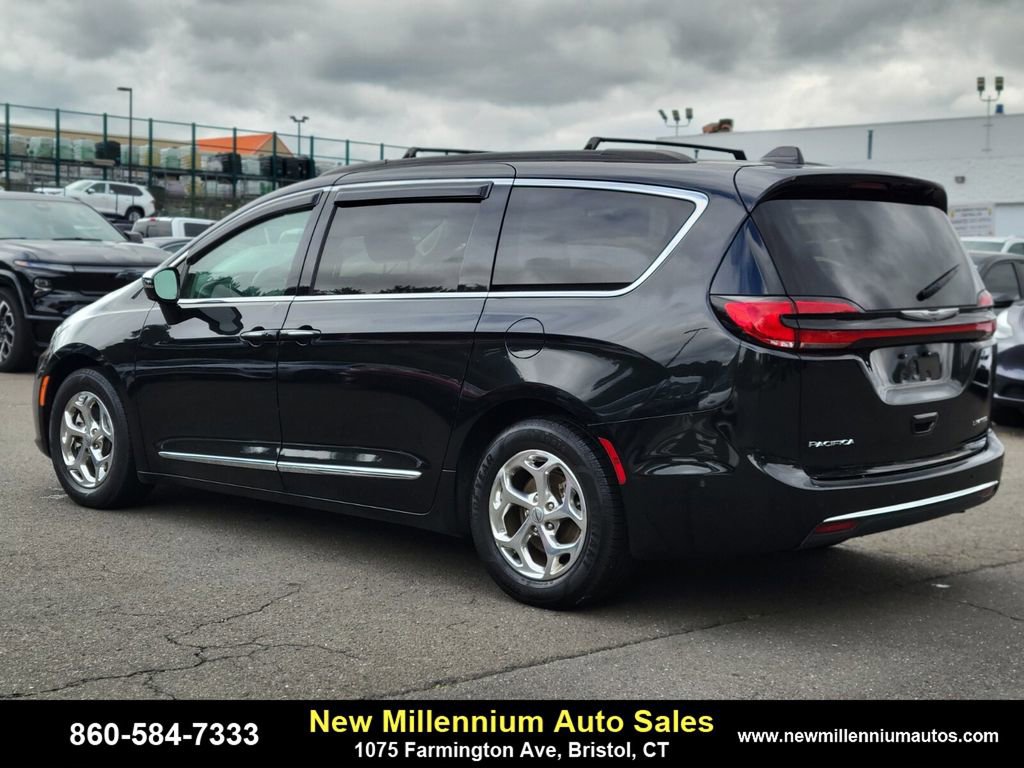 Used 2022 Chrysler Pacifica Limited image 3