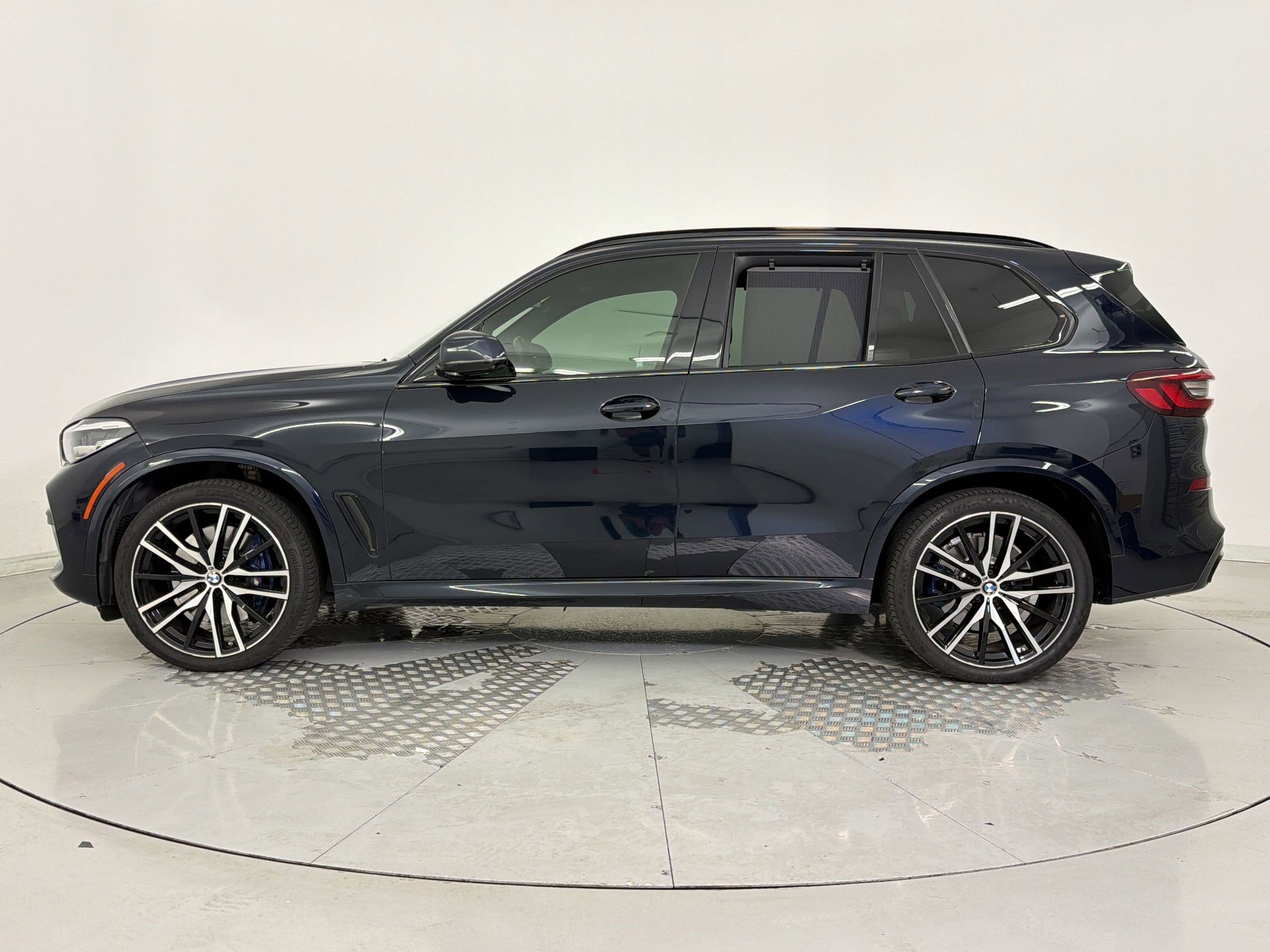 Used 2022 BMW X5 M50i w/ Dynamic Handling Package image 2