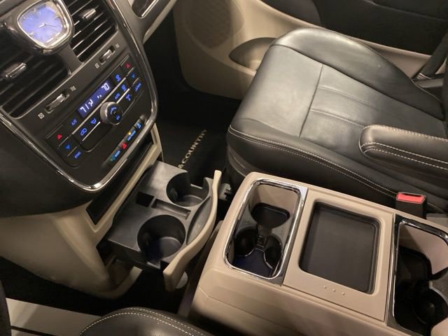 Used 2013 Chrysler Town & Country Touring image 14