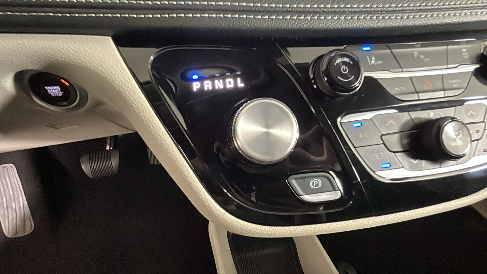 Used 2024 Chrysler Pacifica Limited FWD image 24