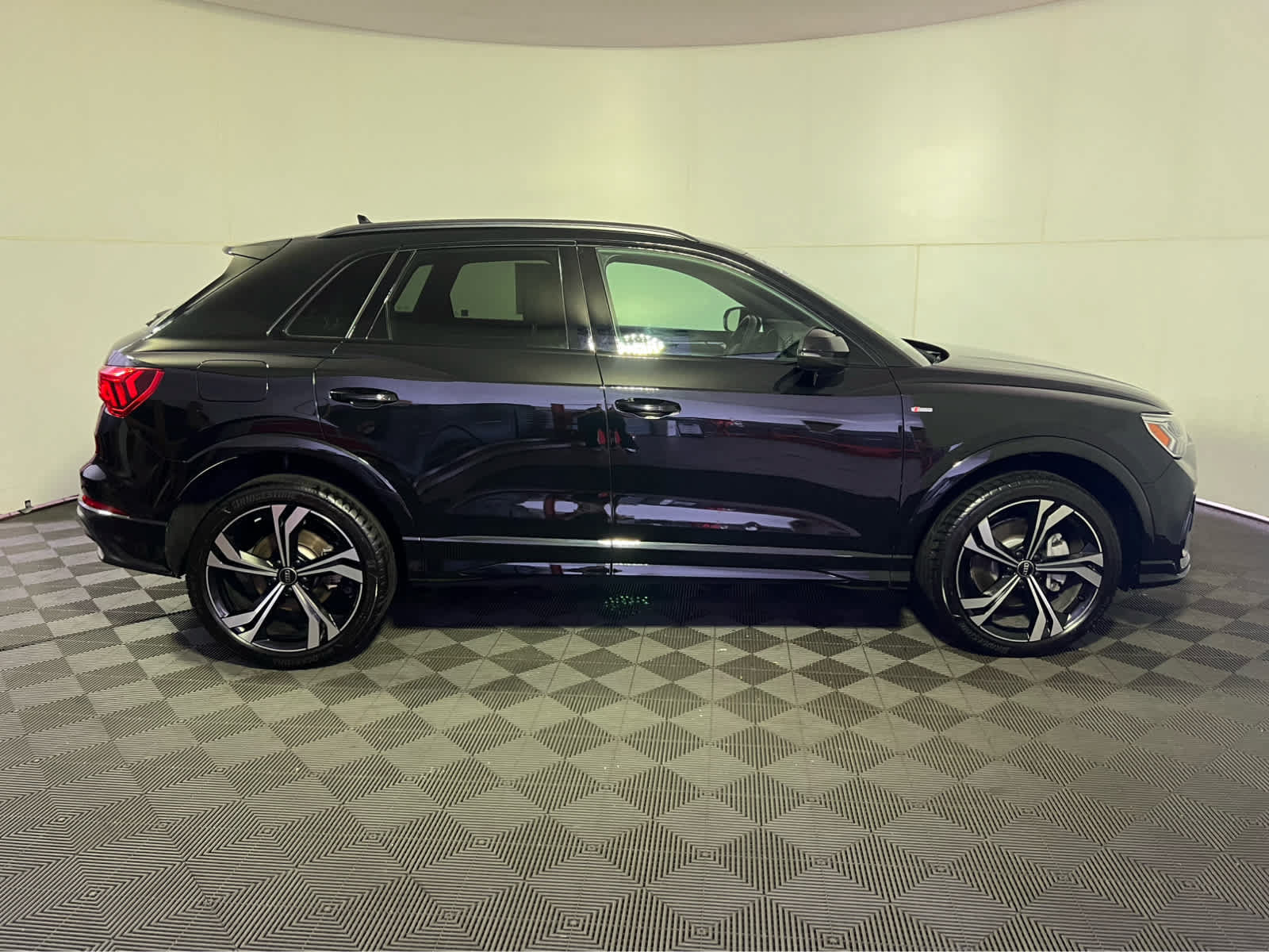Used 2023 Audi Q3 2.0T Premium Plus w/ Premium Plus Package AWD/4WD image 8