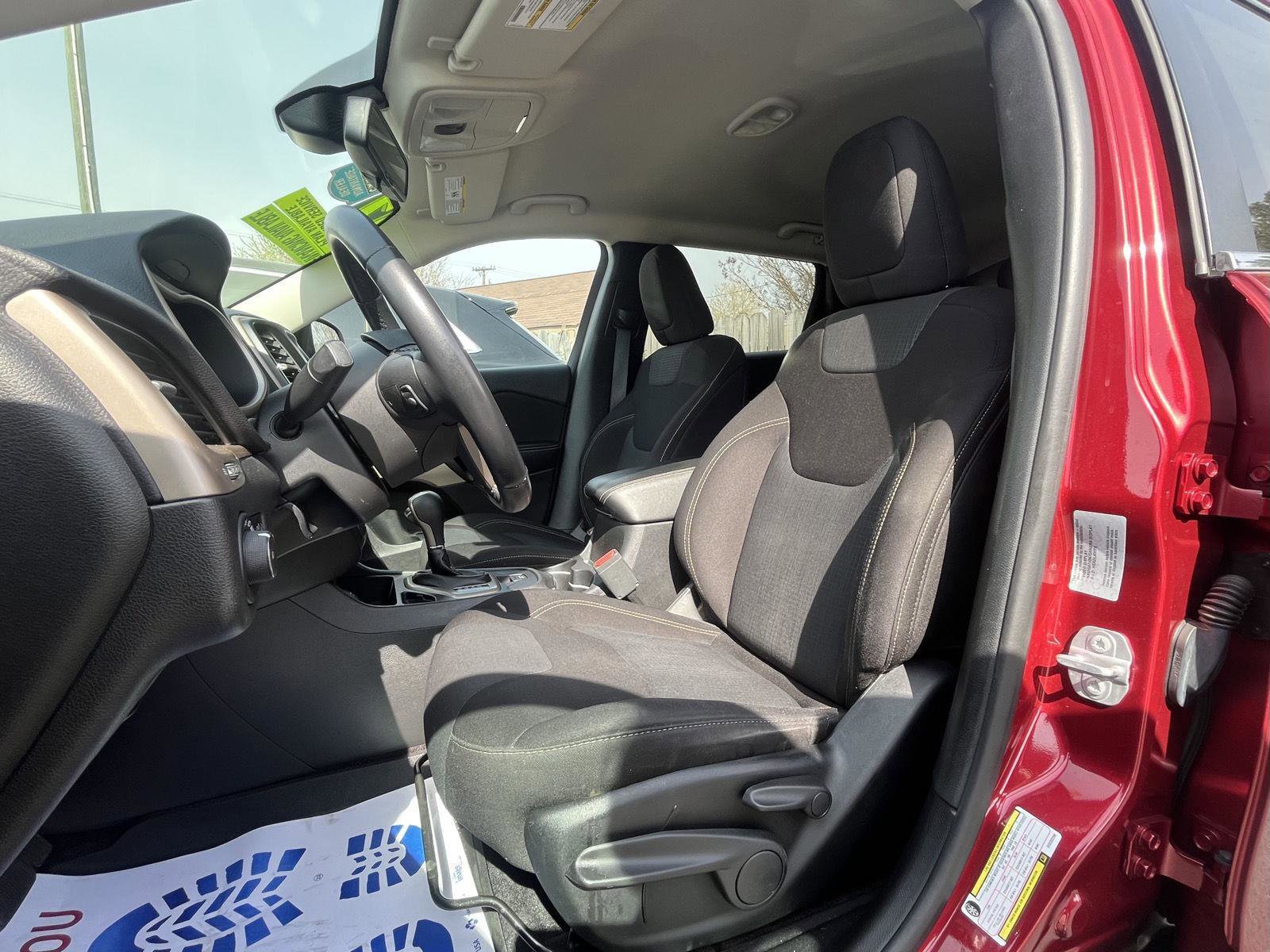 Used 2017 Jeep Cherokee Latitude image 6