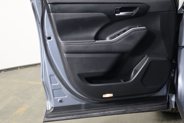 Used 2023 Toyota Highlander XLE FWD image 19